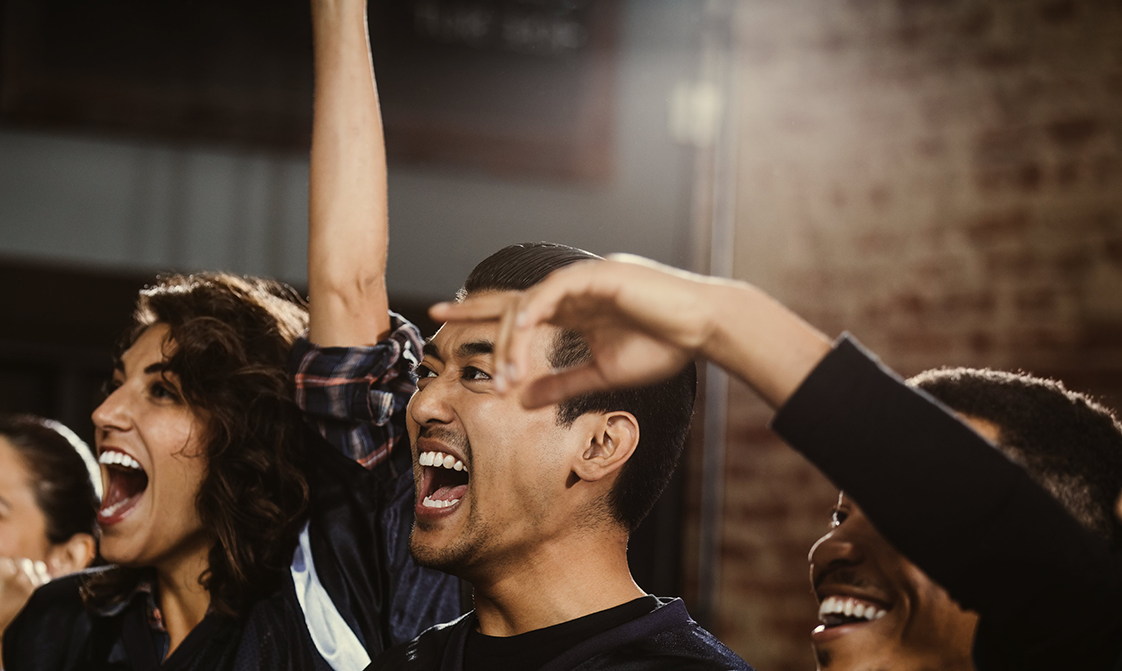 cheering-crowd-1122x671